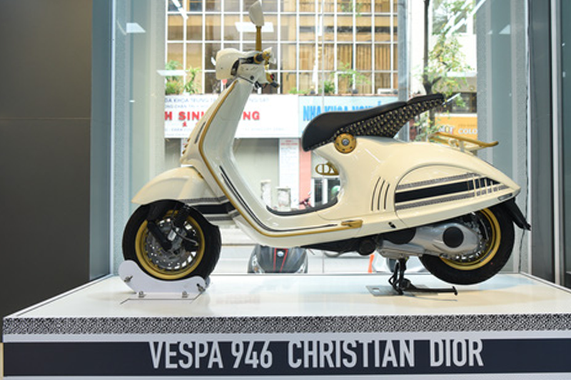 Vespa 946 Christian Dior gây sốt tại Việt Nam, sang tay lãi ngay 1 tỉ đồng?